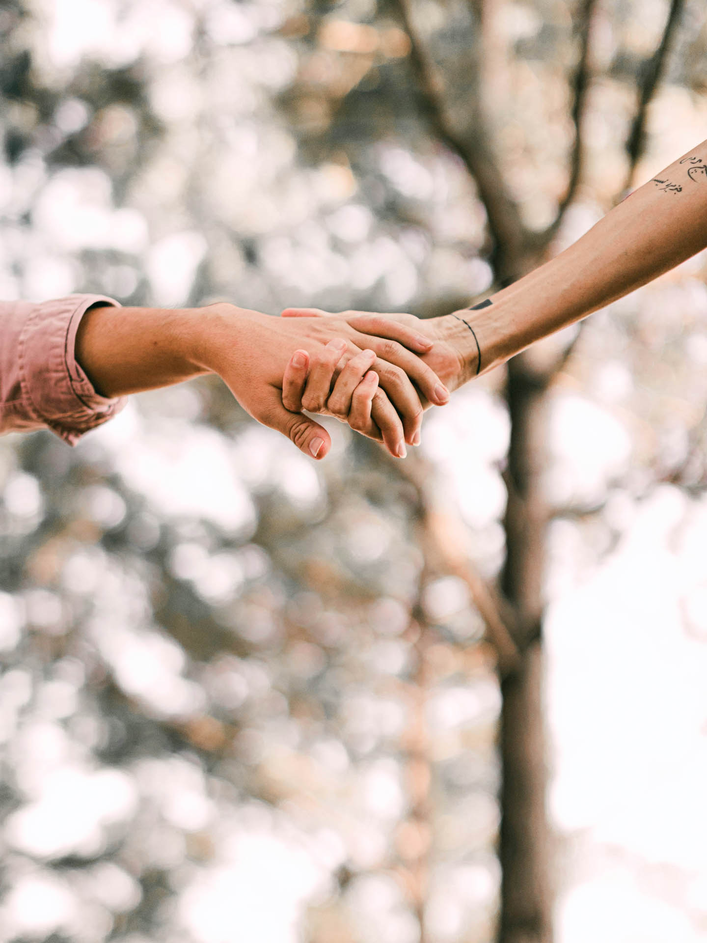 mezczyzna-i-kobieta-trzymajacy-sie-za-rece