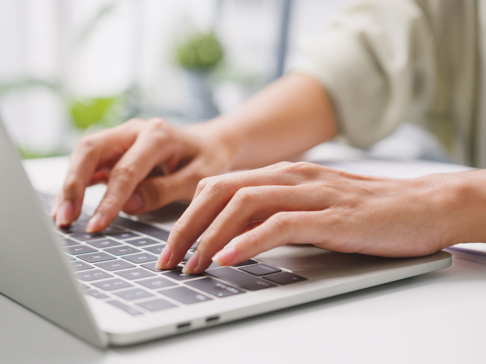 kobieta-piszaca-na-laptopie